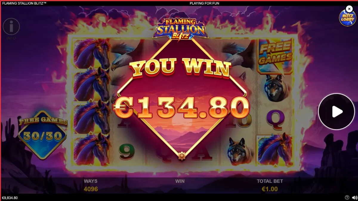 Cenário desértico e vibrante do jogo Flaming Stallion Blitz com o garanhão em chamas